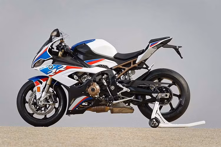 Cụ thể, mức giá xe BMW S1000RR 2020 cho hai phiên bản này lần lượt ở mức 949 triệu đồng và 1,099 tỷ đồng. Trước đó, BMW S1000RR mới vừa ra mắt tại Ấn Độ từ 1.850.000 Rupee (tương đương 625 triệu đồng) cho bản tiêu chuẩn. Hai phiên bản cao cấp hơn là bản Pro và Pro M Sport có giá lần lượt là 2.095.000 Rupee và 2.295.000 Rupee (tương đương 705 và 775 triệu đồng).