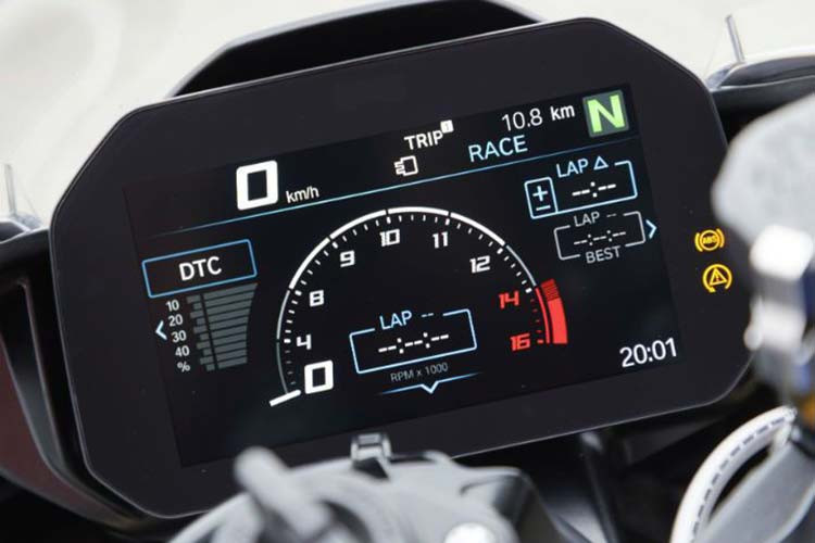 Bên cạnh đó, BMW còn bổ sung thêm công nghệ Shiftcam, tối ưu hóa hệ thống hút xả cho động cơ, giúp xe tăng hiệu năng vận hành ở dài tua tầm trung đến cao. Sau khi được nâng cấp và hiệu chỉnh, khối động cơ này cho ra công suất 199 mã lực và mômen xoắn cực đại 113 Nm.