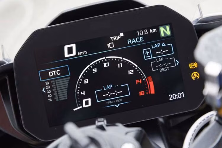 Bên cạnh đó, BMW còn bổ sung thêm công nghệ Shiftcam, tối ưu hóa hệ thống hút xả cho động cơ, giúp xe tăng hiệu năng vận hành ở dài tua tầm trung đến cao. Sau khi được nâng cấp và hiệu chỉnh, khối động cơ này cho ra công suất 199 mã lực và mômen xoắn cực đại 113 Nm.