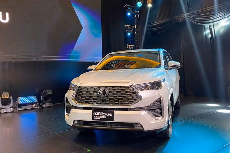  Toyota Innova 2023 mới đã chính thức ra mắt tại Jakarta, Indonesia và được gọi bằng cái tên đầy đủ là Toyota Kijang Innova Zenix. Bước sang thế hệ mới, mẫu MPV được nâng cấp toàn diện từ ngoại hình, nội thất, trang bị đến động cơ. Indonesia cũng là thị trường đầu tiên cho ra mắt Toyota Innova 2023 chứ không phải Thái Lan. 