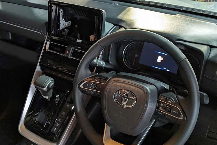 Khoang cabin Toyota Innova 2023 sở hữu thiết kế hiện đại, trang bị ngập tràn công nghệ với màn hình đa thông tin 4,2 inch, màn hình cảm ứng trung tâm 9 inch, phanh tay điện tử, tính năng tự động giữ phanh tạm thời và khởi động nút bấm.