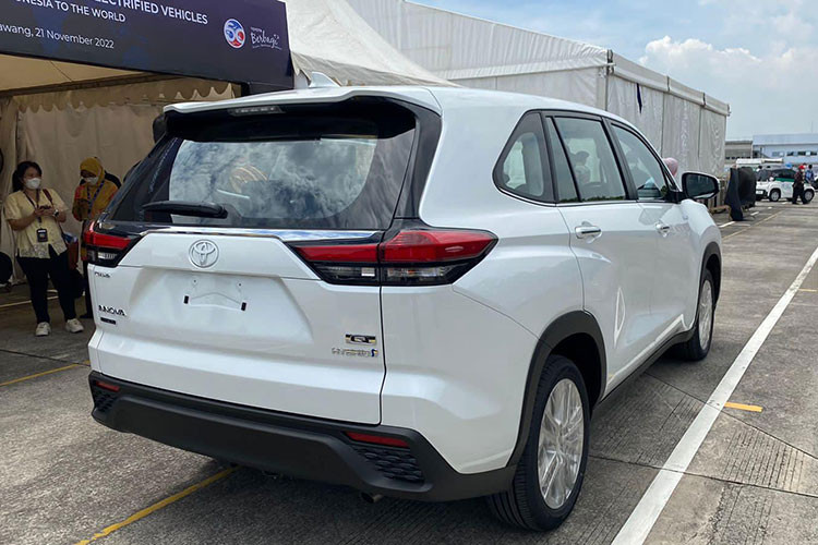 Toyota Innova Hybrid 2023 có tổng công suất 186 mã lực. Ngoài ra, xe còn được trang bị cụm pin Ni-MH nằm bên dưới 2 ghế trước. Lượng xăng tiêu thụ trung bình của Innova bản Hybrid 2023 sẽ là 20 km/lít (khoảng 5 lít/100 km).