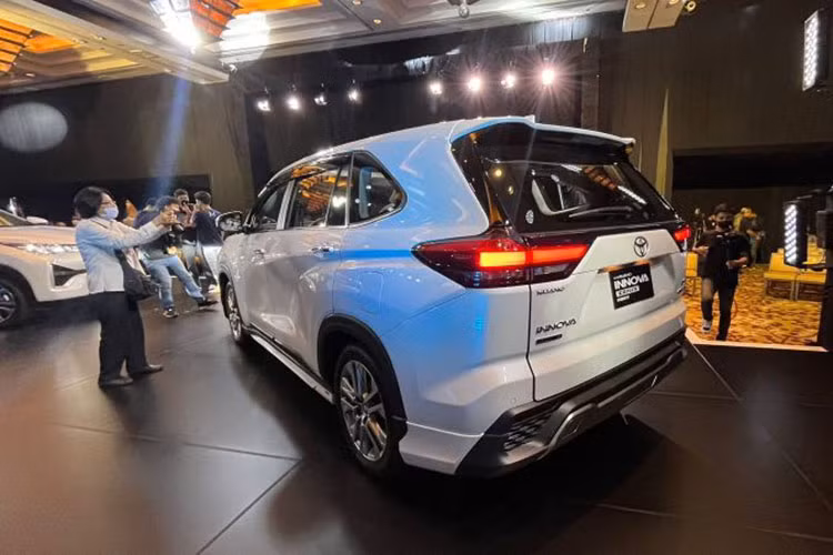 Theo một số nguồn tin, Toyota Innova 2023 sẽ về Việt Nam vào khoảng giữa năm sau, với tên gọi mới là Innova Cross. Nguồn tin này cũng cho biết, Toyota Innova cũ sẽ không bị ngừng bán mà tiếp tục được phân phối song song với thế hệ mới. Hiện chưa có thông tin về giá xe Toyota Innova 2023 tại Việt Nam.