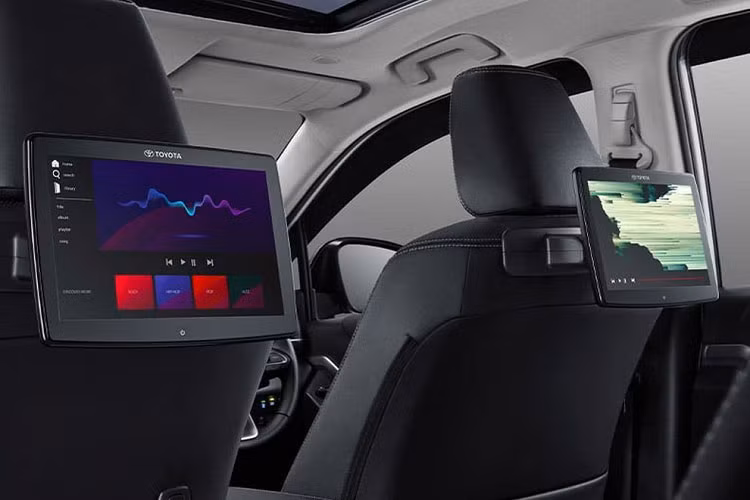Toyota Innova 2023 bản cao cấp cũng sẽ sở hữu cửa sổ trời toàn cảnh Panorama, đèn trần LED và 2 màn hình giải trí 10 inch nằm trên lưng ghế trước. Ngoài ra, bản này còn được trang bị gói công nghệ an toàn chủ động Toyota Safety Sense 3.0 và camera 360 độ.
