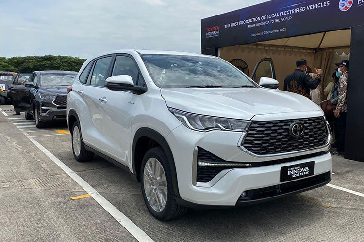 Dù ở phiên bản nào, Toyota Innova 2023 cũng đi kèm hộp số biến thiên vô cấp CVT, giả lập 10 cấp số, và không còn hộp số sàn như trước. Có vẻ như hãng Toyota muốn mẫu MPV của mình thoát mác "xe dịch vụ" nên đã không còn trang bị hộp số sàn cho xe.