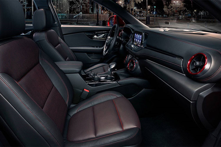 Xe thừa hưởng một loạt tính năng như hệ thống khóa điện tử, sạc không dây, 6 cổng USB, đàm thoại rảnh tay là trang bị tiêu chuẩn trên phiên bản RS và Premier, khiểm soát hành trình thích ứng ACC, sưởi ấm vô lăng tự động, ghế sưởi và điều hòa tự động thông qua điều khiển từ xa...