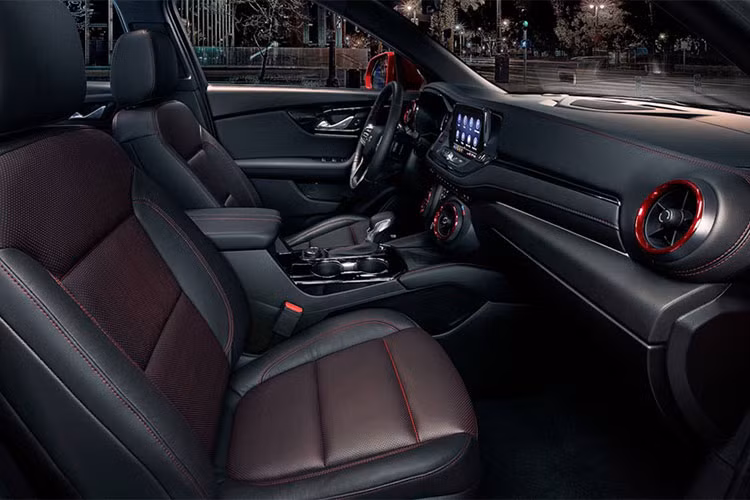 Xe thừa hưởng một loạt tính năng như hệ thống khóa điện tử, sạc không dây, 6 cổng USB, đàm thoại rảnh tay là trang bị tiêu chuẩn trên phiên bản RS và Premier, khiểm soát hành trình thích ứng ACC, sưởi ấm vô lăng tự động, ghế sưởi và điều hòa tự động thông qua điều khiển từ xa...