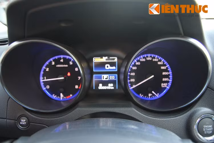 Xe được trang bị cửa sổ trời chỉnh điện cho hàng ghế trước là những trang bị hiện đại cho Outback 2015.