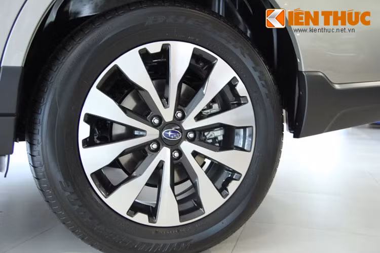 Outback 2.5i-S 2015 mới được trang bị động cơ boxer 4 xi-lanh đối đỉnh nằm ngang H4 dung tích 2.498cc (hệ dẫn động 4 bánh toàn thời gian Symmetrical AWD) so với phiên bản Outback 2.5 trước đây.