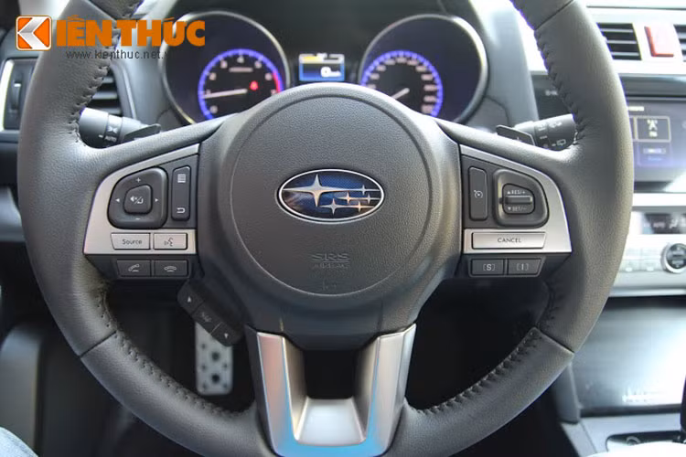 Vô lăng 3 chấu bọc da thể thao được tích hợp sẵn các chức năng như Cruise Control, volume tiện dụng…