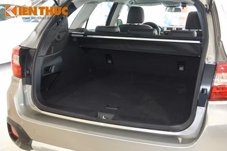 Về kích thước, Outback thấp và dài hơn nhờ kiểu thân xe đặc biệt. Xe có thiết kế cốp sau rộng rãi chứa được nhiều đồ.