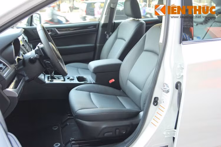 Các trang bị hỗ trợ lái trên Outback 2015 gồm hệ thống cân bằng điện tử VDC, hỗ trợ đỗ xe khởi hành ngang dốc, ABS, EBD, hỗ trợ phanh khẩn cấp BA, phanh tay điện tử và kiểm soát hành trình Cruise Control.