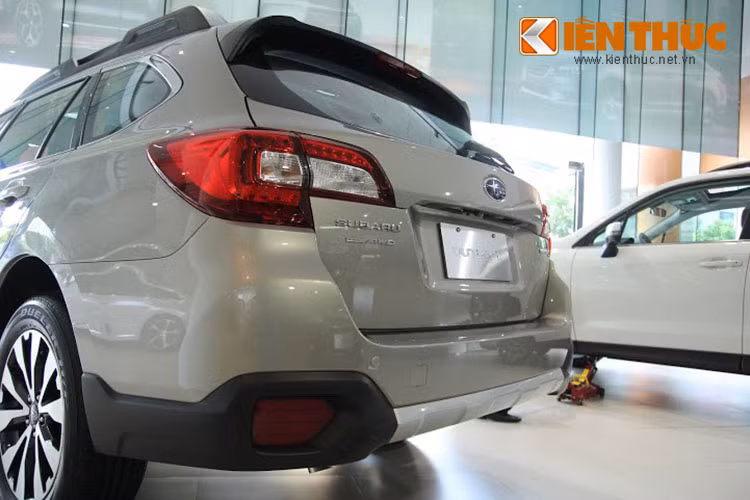 Outback 2015 sở hữu bộ mâm 5 chấu kép. Xe có chiều dài x rộng x cao lần lượt là 4.815 x 1.840 x 1.675 mm, chiều dài cơ sở 2.745 mm.