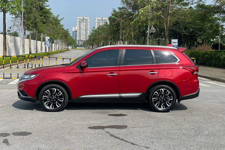 Trên thị trường ôtô cũ, các mẫu xe có tuổi đời từ 1 - 3 năm xuất hiện khá phổ biến. Người mua dễ dàng tìm thấy những mẫu xe phù hợp với nhu cầu và tài chính trong hầu hết các phân khúc. Mitsubishi Outlander đã qua sử dụng cũng là một trong những lựa chọn thu hút sự quan tâm của người tiêu dùng Việt.