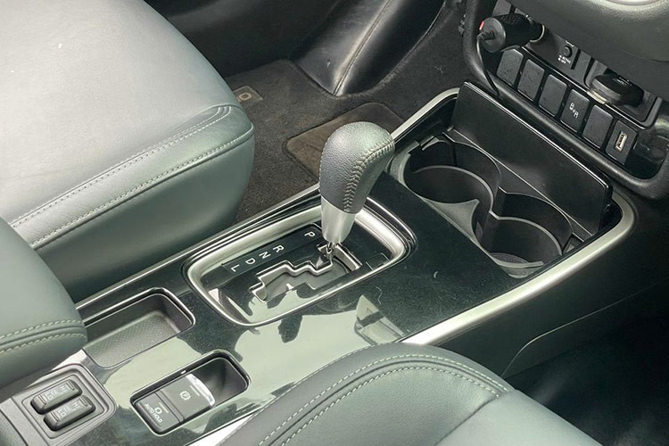 Mitsubishi Outlander đời 2021 có kích thước lớn hơn đời xe cũ, số đo dài x rộng x cao lần lượt 4.709 x 1.862 x 1.748 mm. Chiều dài cơ sở cũng được mở rộng 35 mm thành 2.705 mm. Điều này giúp không gian nội thất của mẫu CUV 7 chỗ này trở nên rộng rãi hơn. 