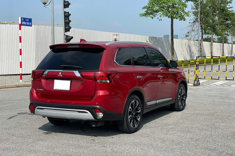 Dạo quanh một vòng thị trường xe cũ, một chiếc Mitsubishi Outlander đời 2021 đã qua sử dụng thuộc phiên bản 2.0 Premium đang được rao bán với mức giá trên 700 triệu đồng. Số tiền này ngang ngửa chi phí "đập hộp" của một chiếc SUV hạng B bản cao hiện nay.