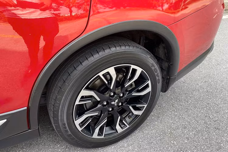 Mitsubishi Outlander 2021 được thiết kế theo ngôn ngữ "Dynamic Shield" đặc trưng, mang đến diện mạo mạnh mẽ, trẻ trung. Phần đầu xe nổi bật với hai thanh crôm ôm sát cụm đèn trước, tạo hình dáng của một chiếc khiên chữ X, và logo ngôi sao ba cánh đặc trưng của Mitsubishi nằm chính giữa. Cụm đèn pha sử dụng công nghệ Halogen Projector, trong khi đèn chạy ban ngày dạng LED.