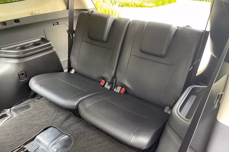 Outlander 2021 2.0 Premium được hãng xe Mitsubishi trang bị đi kèm với hệ dẫn động cầu trước và hộp số tự động vô cấp CVT, đảm bảo trải nghiệm lái mượt mà và giúp tiết kiệm nhiên liệu hơn. Ngoài ra, xe cũng chú trọng về an toàn với nhiều tính năng hiện đại.