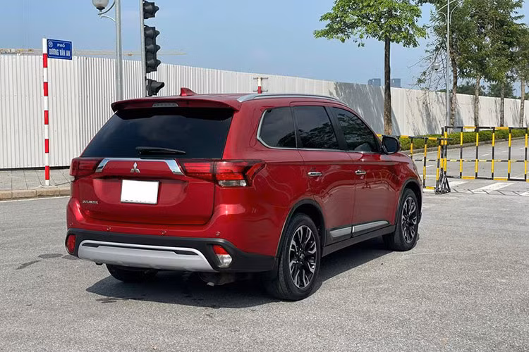 Dạo quanh một vòng thị trường xe cũ, một chiếc Mitsubishi Outlander đời 2021 đã qua sử dụng thuộc phiên bản 2.0 Premium đang được rao bán với mức giá trên 700 triệu đồng. Số tiền này ngang ngửa chi phí "đập hộp" của một chiếc SUV hạng B bản cao hiện nay.