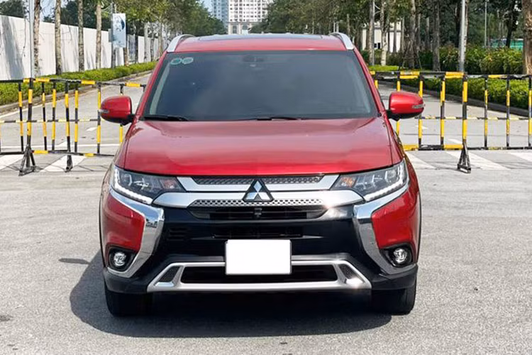 Mức giá xe Mitsubishi Outlander 2021 phiên bản 2.0 Premium khi mới ra mắt niêm yết 950 triệu đồng. Tổng chi phí lăn bánh rơi vào khoảng hơn 1 tỷ. Như vậy, sau gần 3 năm bánh, chiếc xe đã khấu hao gần 300 triệu đồng. Tuy nhiên, đây lại là mức giá hấp dẫn với những người chấp nhận sử dụng xe cũ khi lựa chọn Mitsubishi Outlander này để tiết kiệm khá nhiều so với xe mới.