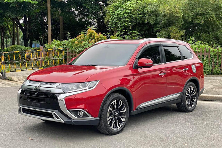 Xe được trang bị bộ mâm đúc hợp kim đa chấu 18 inch, đèn hậu LED và thanh trang trí mạ crôm chữ C nối liền. Logo Mitsubishi được đặt trang trọng ở trung tâm cốp sau, tạo điểm nhấn cho phần đuôi xe. Ngoài ra, xe còn có gương chiếu hậu chỉnh điện, gập điện, tích hợp đèn báo rẽ và chức năng sấy gương,...