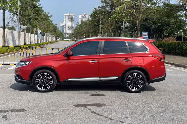 Trên thị trường ôtô cũ, các mẫu xe có tuổi đời từ 1 - 3 năm xuất hiện khá phổ biến. Người mua dễ dàng tìm thấy những mẫu xe phù hợp với nhu cầu và tài chính trong hầu hết các phân khúc. Mitsubishi Outlander đã qua sử dụng cũng là một trong những lựa chọn thu hút sự quan tâm của người tiêu dùng Việt.