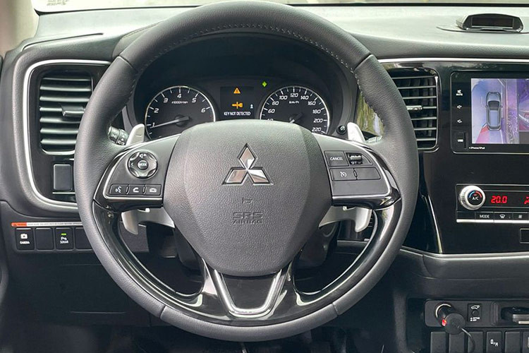 Cụm đồng hồ của xe hiển thị với hai vòm analog và màn hình LCD, màn hình giải trí 6,75 inch hỗ trợ Apple CarPlay và Android Auto. Hệ thống điều hòa tự động hai vùng, bốn cửa gió và dàn âm thanh bốn loa cũng là những tiện ích đáng chú ý, mang lại sự thoải mái cho người lái và hành khách.