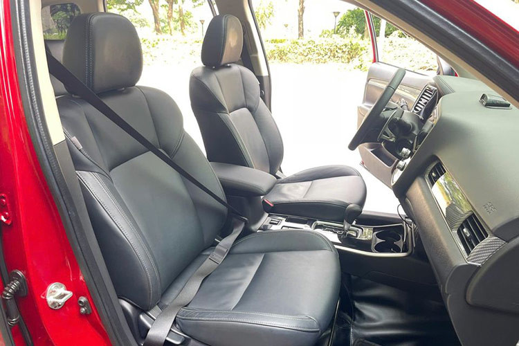 Tuy nhiên, khi nhìn sang các đối thủ cùng phân khúc, chắc hẳn người dùng Mitsubishi Outlander sẽ cảm thấy có chút hụt hẫng bởi không gian nội thất xe kém hiện đại. Vật liệu chủ yếu của Mitsubishi Outlander là nhựa cứng, màn hình chìm trong táp-lô kiểu cổ điển.
