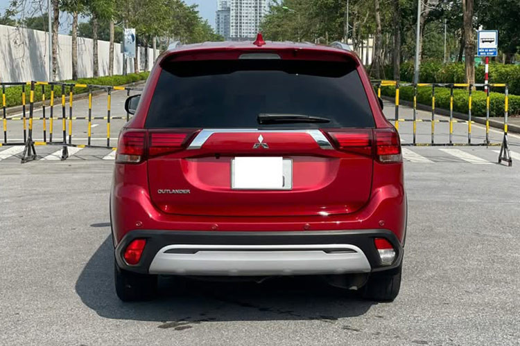 Outlander 2021 2.0 Premium được trang bị hai túi khí, hệ thống chống bó cứng phanh ABS, phân bổ lực phanh điện tử EBD, hỗ trợ phanh khẩn cấp BA, hỗ trợ khởi hành ngang dốc, cân bằng điện tử, và hệ thống chống tăng tốc ngoài kiểm soát. Những trang bị này giúp tăng cường độ an toàn và mang lại sự an tâm cho người dùng trên mỗi hành trình.