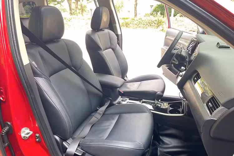 Tuy nhiên, khi nhìn sang các đối thủ cùng phân khúc, chắc hẳn người dùng Mitsubishi Outlander sẽ cảm thấy có chút hụt hẫng bởi không gian nội thất xe kém hiện đại. Vật liệu chủ yếu của Mitsubishi Outlander là nhựa cứng, màn hình chìm trong táp-lô kiểu cổ điển.