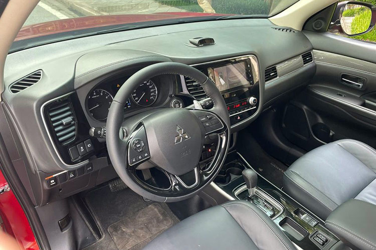 Khoang lái của mẫu xe CUV Mitsubishi Outlander 2021 ghi điểm với không gian nội thất đơn giản, tinh tế và sang trọng. Phiên bản này đi kèm nhiều tiện nghi nổi bật, bao gồm vô-lăng ba chấu thể thao,...