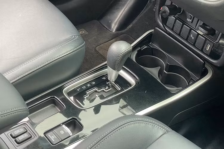 Mitsubishi Outlander đời 2021 có kích thước lớn hơn đời xe cũ, số đo dài x rộng x cao lần lượt 4.709 x 1.862 x 1.748 mm. Chiều dài cơ sở cũng được mở rộng 35 mm thành 2.705 mm. Điều này giúp không gian nội thất của mẫu CUV 7 chỗ này trở nên rộng rãi hơn. 