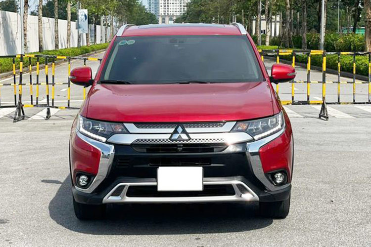 Mức giá xe Mitsubishi Outlander 2021 phiên bản 2.0 Premium khi mới ra mắt niêm yết 950 triệu đồng. Tổng chi phí lăn bánh rơi vào khoảng hơn 1 tỷ. Như vậy, sau gần 3 năm bánh, chiếc xe đã khấu hao gần 300 triệu đồng. Tuy nhiên, đây lại là mức giá hấp dẫn với những người chấp nhận sử dụng xe cũ khi lựa chọn Mitsubishi Outlander này để tiết kiệm khá nhiều so với xe mới.