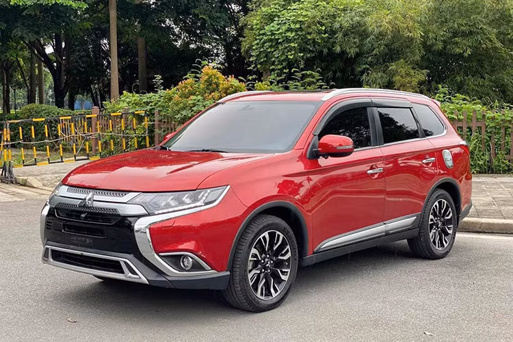 Xe được trang bị bộ mâm đúc hợp kim đa chấu 18 inch, đèn hậu LED và thanh trang trí mạ crôm chữ C nối liền. Logo Mitsubishi được đặt trang trọng ở trung tâm cốp sau, tạo điểm nhấn cho phần đuôi xe. Ngoài ra, xe còn có gương chiếu hậu chỉnh điện, gập điện, tích hợp đèn báo rẽ và chức năng sấy gương,...
