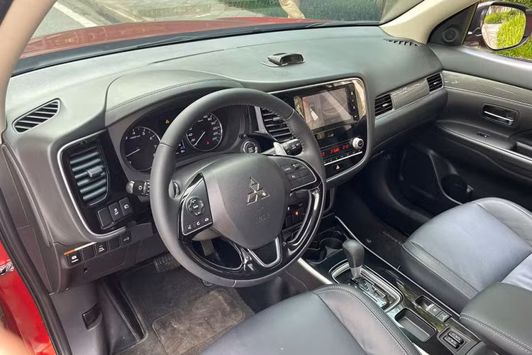 Khoang lái của mẫu xe CUV Mitsubishi Outlander 2021 ghi điểm với không gian nội thất đơn giản, tinh tế và sang trọng. Phiên bản này đi kèm nhiều tiện nghi nổi bật, bao gồm vô-lăng ba chấu thể thao,...