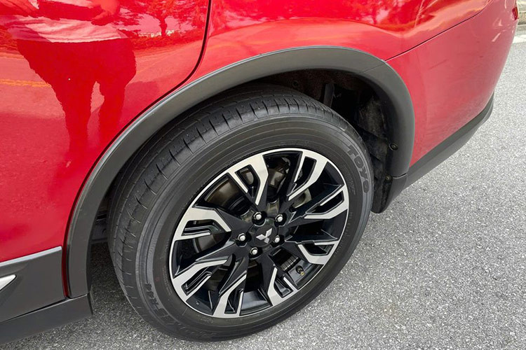 Mitsubishi Outlander 2021 được thiết kế theo ngôn ngữ "Dynamic Shield" đặc trưng, mang đến diện mạo mạnh mẽ, trẻ trung. Phần đầu xe nổi bật với hai thanh crôm ôm sát cụm đèn trước, tạo hình dáng của một chiếc khiên chữ X, và logo ngôi sao ba cánh đặc trưng của Mitsubishi nằm chính giữa. Cụm đèn pha sử dụng công nghệ Halogen Projector, trong khi đèn chạy ban ngày dạng LED.