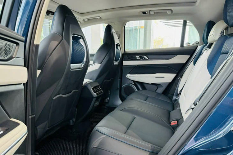 Cùng với hơn 20 tính năng an toàn tiên tiến duy trì từ bản cũ, khách mua xe Lynk &amp; Co 01 nâng cấp sẽ được trải nghiệm thêm loạt công nghệ mới như cảnh báo điểm mù BSD, cảnh báo phương tiện đến gần CVW, cảnh báo chuyển làn đường LCW, cảnh báo phương tiện cắt ngang phía sau RCTA và hệ thống hỗ trợ đỗ xe, ra khỏi chỗ đỗ bán tự động - ra đa siêu âm phía trước và sau hỗ trợ đỗ xe.