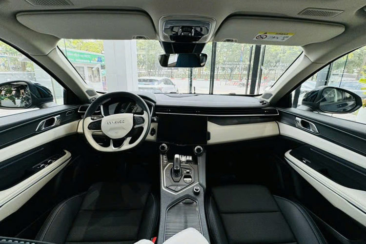 Tiến vào bên trong, mẫu SUV cỡ C bán chạy nhất toàn cầu của Lynk &amp; Co nhận khá nhiều nâng cấp. Điểm dễ nhận thấy nhất là hệ thống ghế ngồi bọc da Genuine ở bản Louder Pro và là da Genuine kết hợp da Nubuck trên bản Hyper Pro, mang đến cái nhìn sang trọng hơn cho xe.