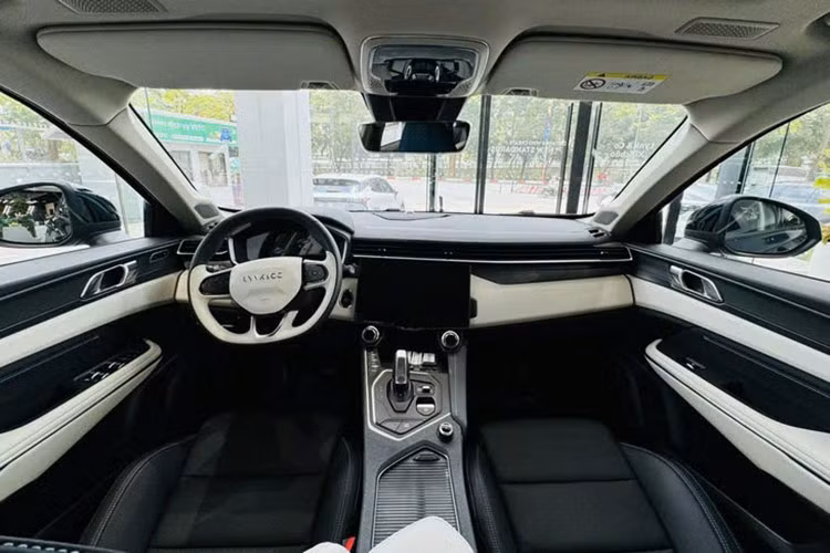 Tiến vào bên trong, mẫu SUV cỡ C bán chạy nhất toàn cầu của Lynk &amp; Co nhận khá nhiều nâng cấp. Điểm dễ nhận thấy nhất là hệ thống ghế ngồi bọc da Genuine ở bản Louder Pro và là da Genuine kết hợp da Nubuck trên bản Hyper Pro, mang đến cái nhìn sang trọng hơn cho xe.