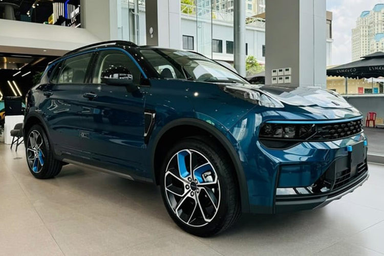 Sau nửa năm ra mắt thị trường ôtô Việt Nam, Lynk &amp; Co 01 2024 mới chính thức có bản nâng cấp với nhiều trang bị xịn xò hơn. Theo thông tin tiết lộ ban đầu, xe đã có mặt tại đại lý chính hãng, sẵn sàng bàn giao đến tay khách hàng đặt cọc từ trước.