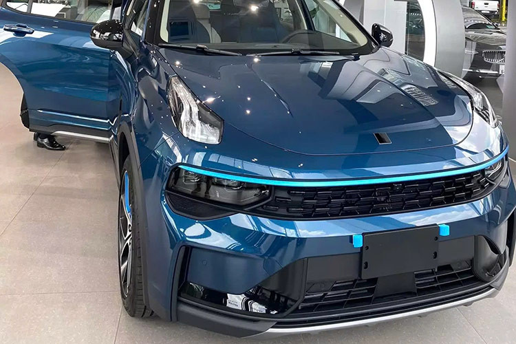 Kích thước tổng thể Lynk &amp; Co 01 khá gọn gàng, phù hợp với một dòng xe dùng thường xuyên trong đô thị. Thông số DxRxC lần lượt là 4.549 x 1.860 x 1.689 (mm). Chiều dài cơ sở 2.734 mm không quá lớn nhưng cũng vừa đủ sự rộng rãi thoải mái cho các hàng ghế, vừa giữ được sự linh hoạt trong vận hành.