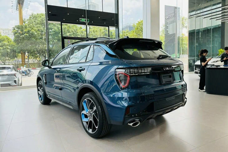 Mẫu xe SUV Lynk &amp; Co 01 2024 nâng cấp sẽ có 2 lựa chọn phiên bản, gồm Louder Pro và Hyper Pro, trong khi xe cũ chỉ có 1 bản Hyper duy nhất. Sự khác biệt giữa 2 bản mới nằm ở cách phối màu, về thiết kế và trang bị hoàn toàn giống nhau. 