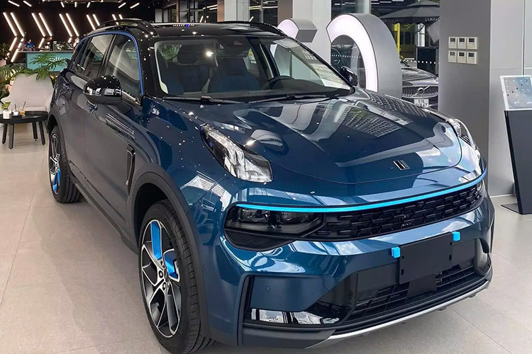 Giá xe Lynk &amp; Co 01 2024 cũng đã tăng đáng kể khi được cho là chốt ở mức 1,1 tỷ đồng, cao hơn 100 triệu đồng so với giá cũ. Có thể thấy, Lynk &amp; Co 01 không sở hữu thế mạnh về giá bán so với loạt đối thủ Hàn, Nhật, song xe lại vượt trội hơn hẳn cả về trang bị tiện nghi lẫn sức mạnh vận hành và công nghệ an toàn.