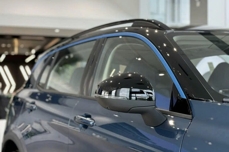 Phía trước xe nổi bật với lưới hút gió Urban Matrix, liền kề là cụm đèn pha LED hiệu suất cao. Trong khi phía trên là dải đèn LED ban ngày Aurora Borealis, vốn là điểm nhận diện đặc trưng các dòng xe Lynk &amp; Co. Thân xe trang bị la-zăng hợp kim 19 inch sơn phối 3 màu khá bắt mắt.