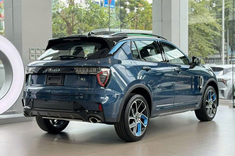 Lynk &amp; Co 01 mới tiếp tục kế thừa động cơ xăng 2.0L tăng áp kết hợp số 8 cấp và dẫn động cầu trước như bản cũ, cho công suất 218 mã lực và mô-men xoắn 325 Nm, lớn nhất phân khúc. Xe có 3 chế độ lái, gồm Tiết kiệm, Êm ái và Thể thao.