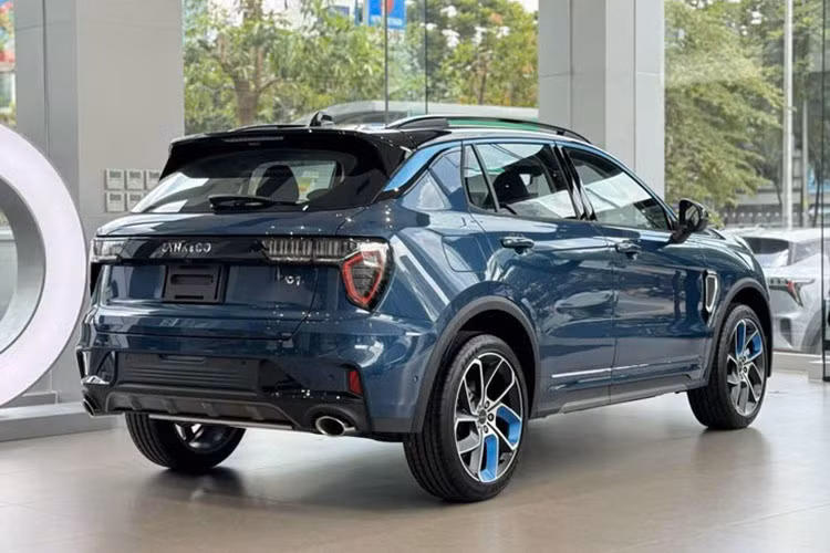 Lynk &amp; Co 01 mới tiếp tục kế thừa động cơ xăng 2.0L tăng áp kết hợp số 8 cấp và dẫn động cầu trước như bản cũ, cho công suất 218 mã lực và mô-men xoắn 325 Nm, lớn nhất phân khúc. Xe có 3 chế độ lái, gồm Tiết kiệm, Êm ái và Thể thao.