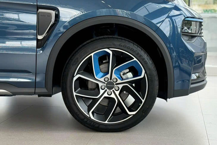 Ở phía sau, Lynk &amp; Co 01 có thiết kế hài hòa, năng động nhờ cản sau tích hợp ống xả kép thể thao. Phía trên trang bị cánh lướt gió và ăng-ten vây cá xếp ngược khá lạ mắt. Ngoài ra, đuôi xe còn nổi bật với cụm đèn hậu Full-LED hình khối kết hợp với các tinh thể 3D hiện đại.