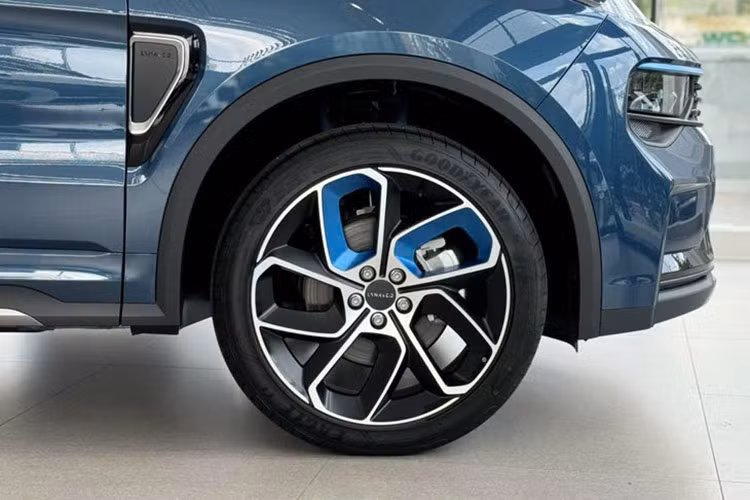 Ở phía sau, Lynk &amp; Co 01 có thiết kế hài hòa, năng động nhờ cản sau tích hợp ống xả kép thể thao. Phía trên trang bị cánh lướt gió và ăng-ten vây cá xếp ngược khá lạ mắt. Ngoài ra, đuôi xe còn nổi bật với cụm đèn hậu Full-LED hình khối kết hợp với các tinh thể 3D hiện đại.