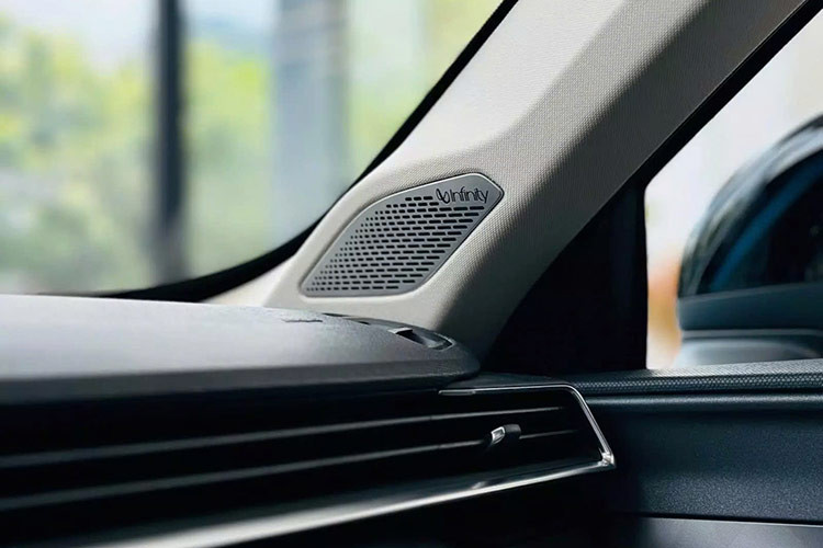 Ghế lái có thêm tính năng chỉnh điện 12 hướng, nhớ ghế 2 vị trí, sưởi ấm cho 2 ghế trước và làm mát ghế lái. Ghế phụ chỉnh điện 8 hướng, có sưởi ghế. Chưa hết, Lynk &amp; Co 01 2024 còn được bổ sung thêm đèn viền nội thất dạng LED, sạc không dây, 10 loa Harman Kardon Infinity thay cho dàn âm thanh 8 loa trên bản cũ. 