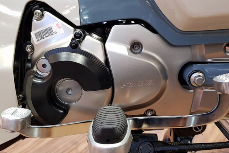 Trái tim của Super Cub 125 được đánh giá là manh mẽ nhất từ trước đến nay trong dòng Cub, với khối động cơ SOHC 125cc phun xăng điện tử, hộp số tự động 5 cấp và bổ sung thêm các công nghệ mới nhất của hãng xe máy Honda để giúp cho chiếc xe vận hành tiết kiệm và hiệu quả hơn.